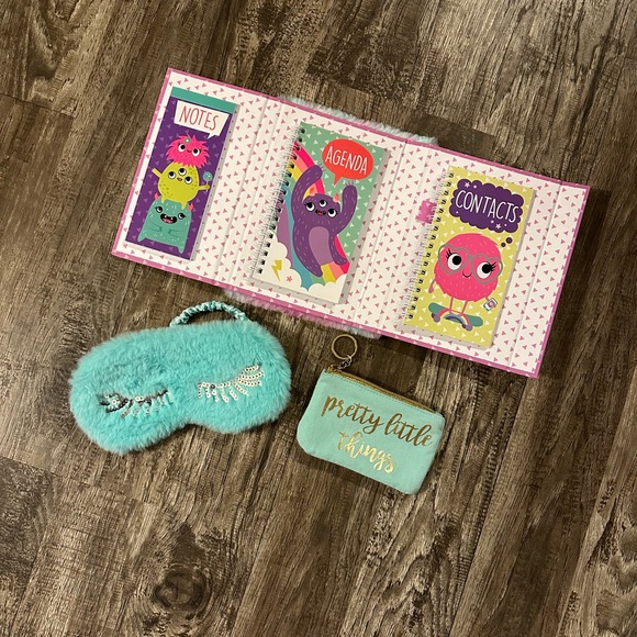 Fuzzy bundle of things - Picture 2 of 3